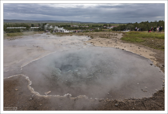 Горячий источник Blesi. Извергается нерегулярно в сторону Строккюра.