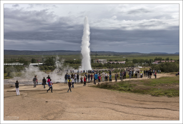 Строккюр - предсказуемый гейзер, извергается каждые 5-10 минут.