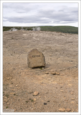 Большой Гейзер (исл. Geysir) в спящем состоянии.
Название произошло от исландского глагола gjósa
(что означает «прорываться»)
и дало название всем прочим гейзерам мира.