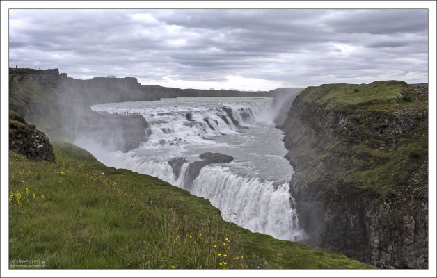 Гюдльфосс (исл. Gullfoss — «Золотой водопад») необычной треугольной формы.