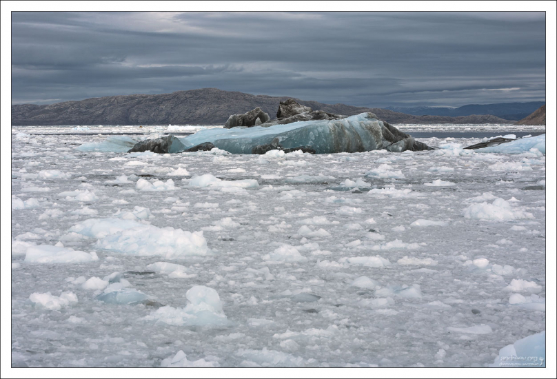 Этот голубой айсберг перевернулся на наших глазах, и рассыпался в крошку.