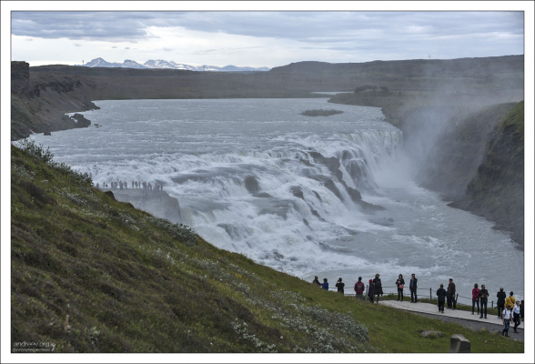 Гюдльфосс состоит из двух террас-ступеней, высотой 21 м и 11 м, повёрнутых друг к другу под углом в 90°, из-за чего водопад похож на кусок пиццы или торта.