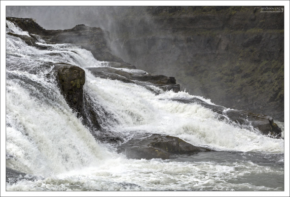 Сила воды Гюдльфосса такова, что может за секунду залить до краев бассейн олимпийского размера.