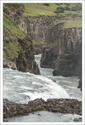 Стены каньона по обеим сторонам водопада достигают высоты 70 метров.