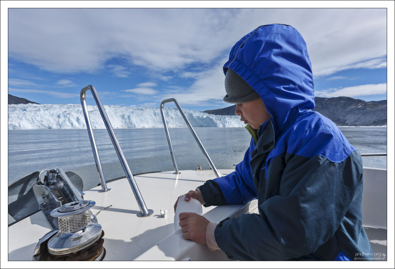Заведующая по распределению льда среди пассажиров :)