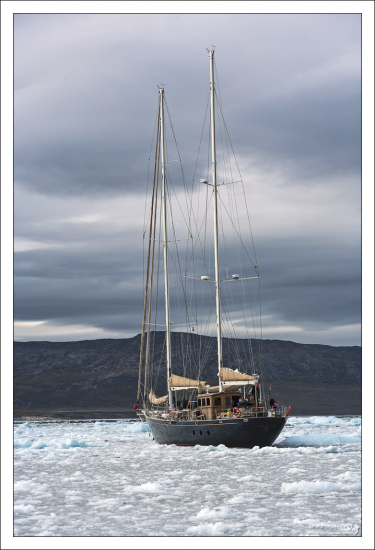 Яхта "Polski Hak" возвращается после съемок.