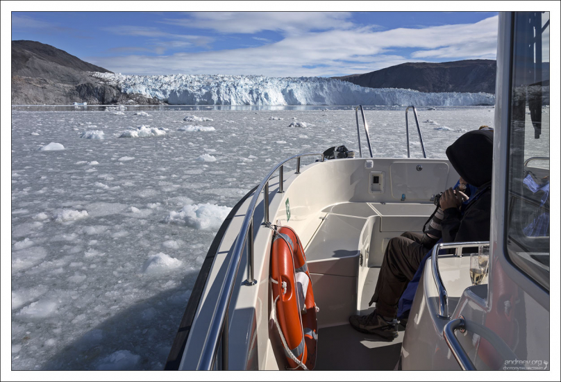 Катер Targa отдыхает перед ледником.