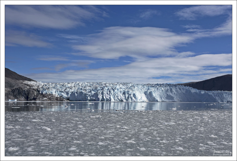 Ширина ледника Eqip Sermia составляет примерно 5 км.