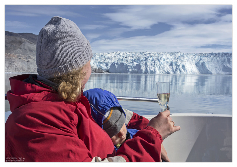 Пикник с шампанским в честь ледника.