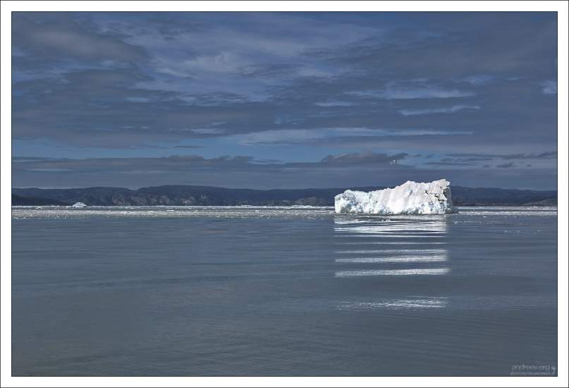 Айсберг сделал "зебру" в отражении.