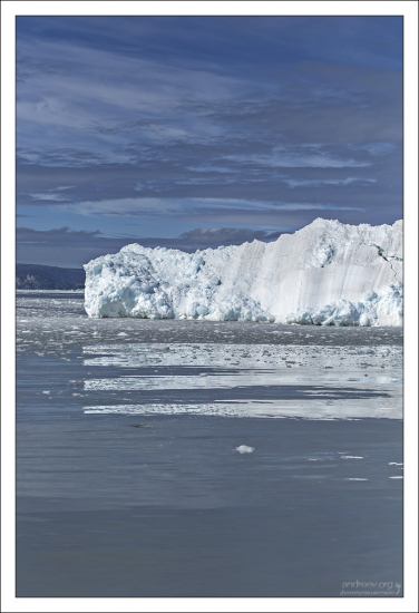 Такие большие айсберги не принадлежат леднику Эки,
а заплывают в его владения из соседних фьордов.