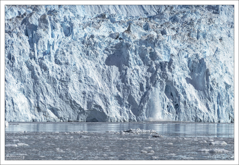 От ледника постоянно откалываются куски.