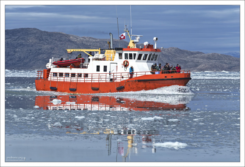 Прибыла новая группа туристов.