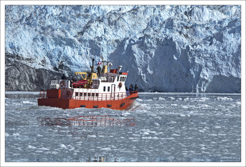 Яркая окраска судов позволяет хорошо их различать на фоне льда.