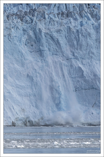 Лед обваливается с резким громовым звуком.