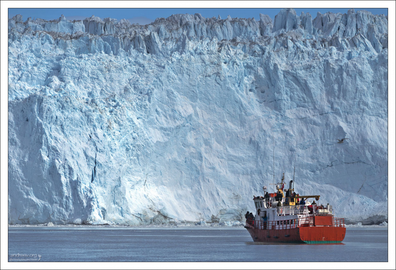 Лед поднимается на высоту до 100 метров.