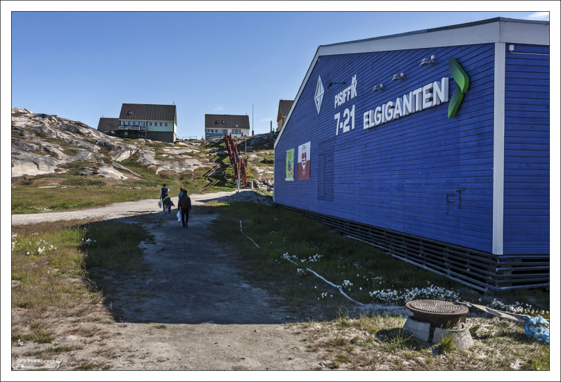 В окрестностях продуктового магазина.