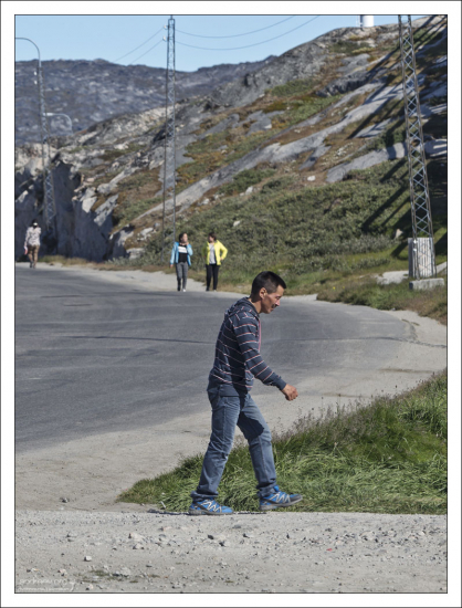90% жителей страны составляют гренландские эскимосы.
