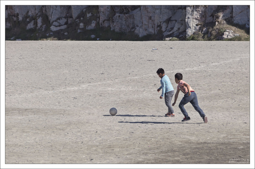 Гренландия не является членом ФИФА, т.к. ее футбольные поля не соответствуют правилам.