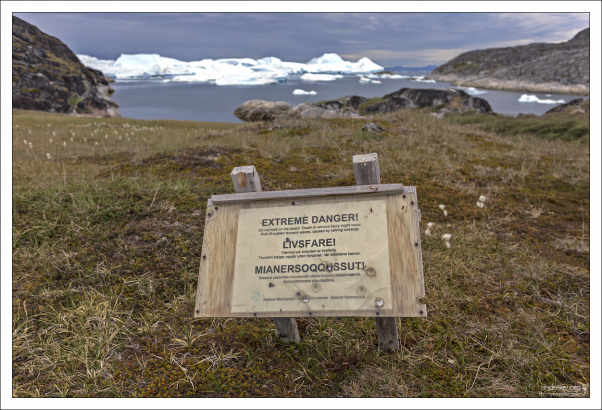 Предупреждающий знак о возможном цунами в результате разломов айсбергов.