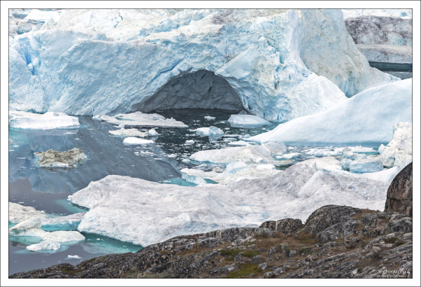 Около 35 млрд тонн льда ежегодно сбрасывается в фьорд.