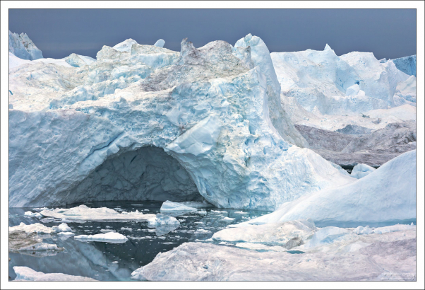 В старых айсбергах образуются ледяные пещеры.