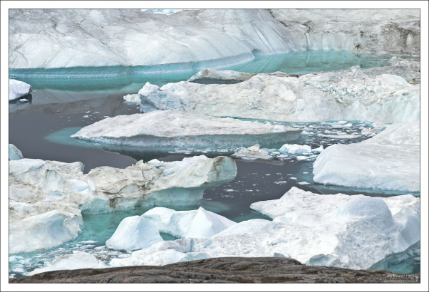 У многих льдин можно разглядеть подводную часть.