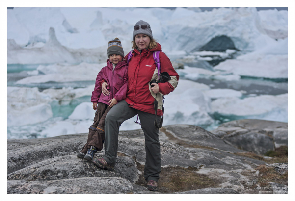 Саша с мамой на берегу Илулиссат-Исфьорда.