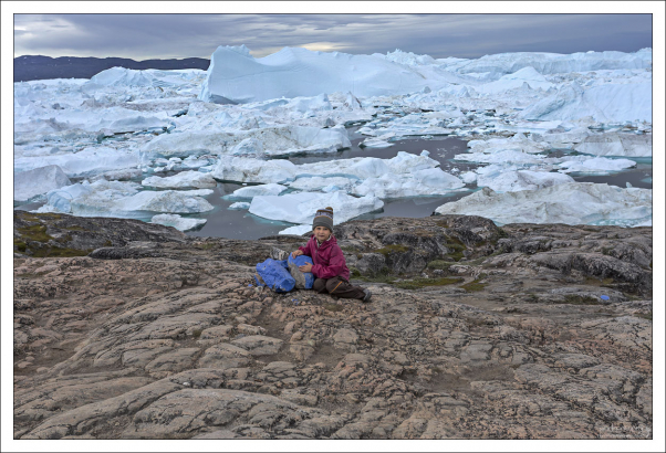 Саша рядом с пометкой "синей тропы" вдоль фьорда.