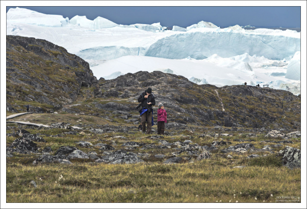Саша с папой едят подножный корм в тундре (шикшу).