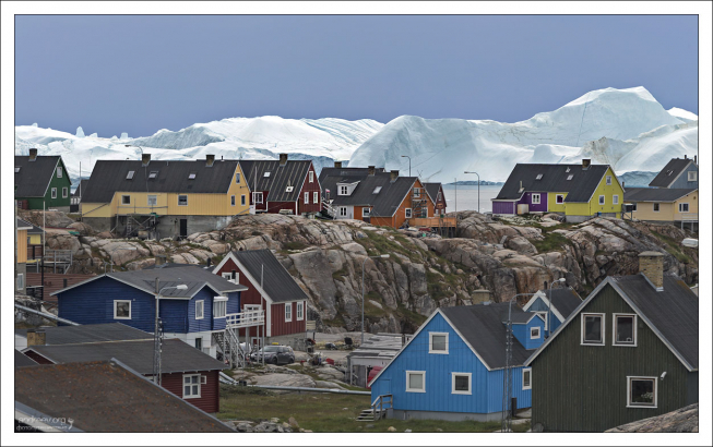 Вид на айсберг из окна собственного дома - обычное явление для жителя Илулиссата.