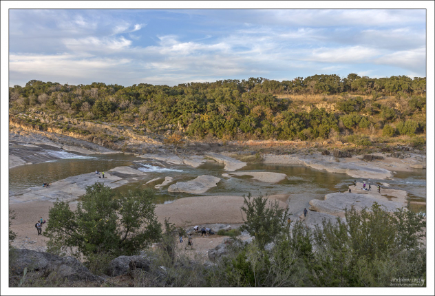 Река Педерналес, длиной 171 км, проходит по северному краю парка Педерналес-Фоллс.