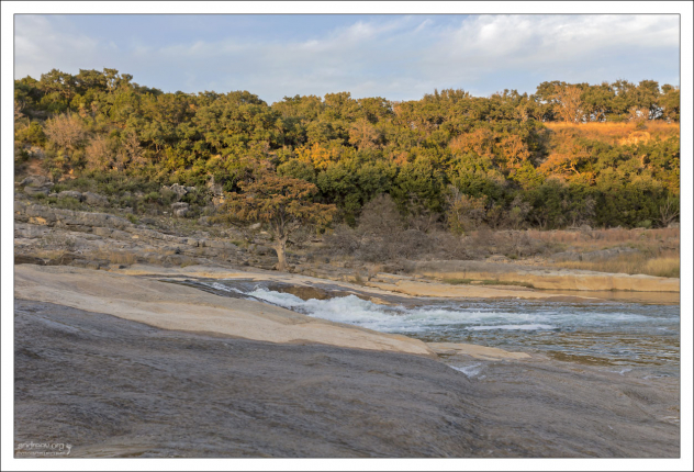 Пороги на реке Pedernales, наклонены примерно на 10 градусов к юго-востоку.