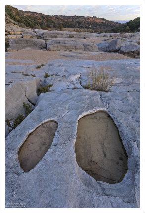 Известняк возле реки Педерналес подвергся эрозии речным потоком и приобрел множество красивых и интересных форм, включая канавки, выбоины и размытые трещины.