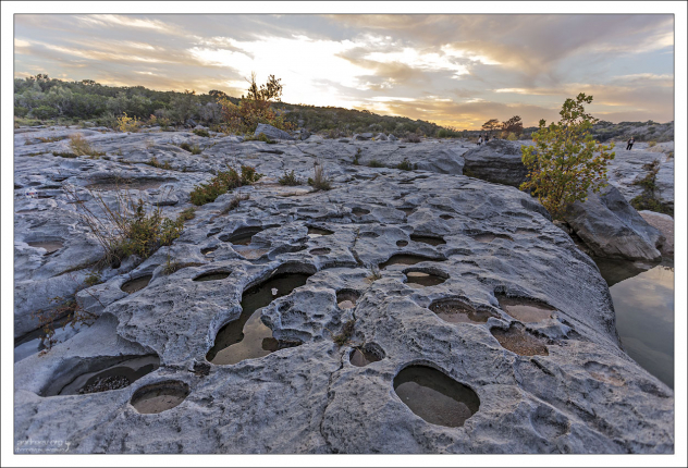 "Pedernales" в переводе с испанского значит "кремневая галька".