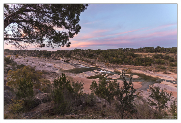 Река Pedernales на закате.