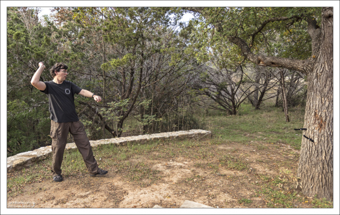 Упражнения в метании ножей.