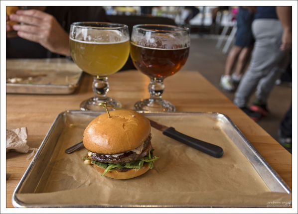 В бургерной Hopdoddy совершенно правильно сделанные бургеры - с отличной булочкой и мясом правильной прожарки.