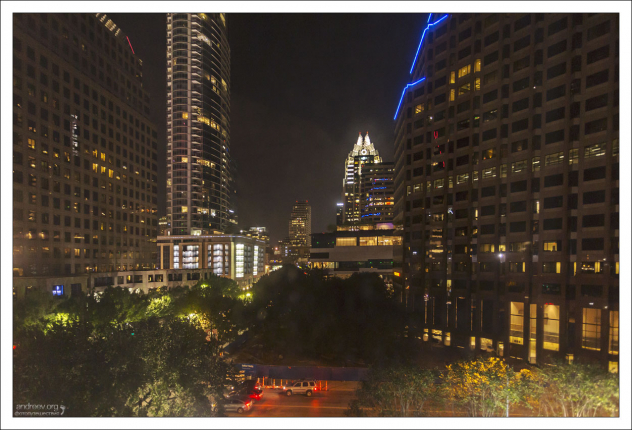 Ночная улица 4th Street в центре Остина.