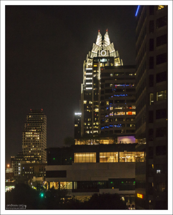 Вид из окна гостиницы на 33-х этажный небоскреб Frost Bank Tower в центре Остина.