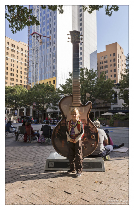 Скульптура "Шестиструнка" - “Sixth String guitar” by Randy Rudman.