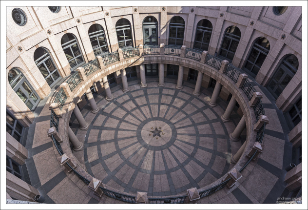 Внутри Капитолия есть открытая ротонда под куполом, облицованная розовым гранитом.