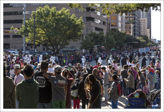 Имперские штурмовики из "Звездных войн" на параде в центре Остина.