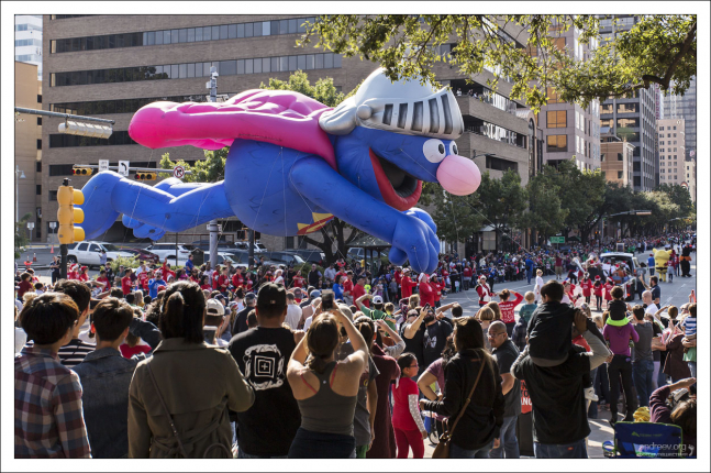 Летящий Blue Elmo, брат-близнец красного Элмо :)