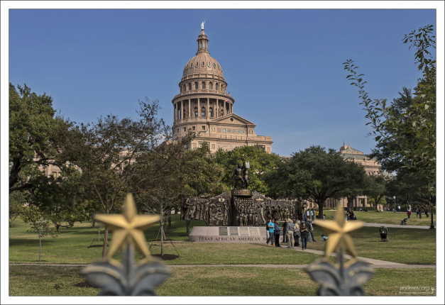 В здании Техасского Капитолия 400 помещений и более 900 окон.