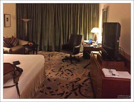 В номере гостиницы после длинного перелета.