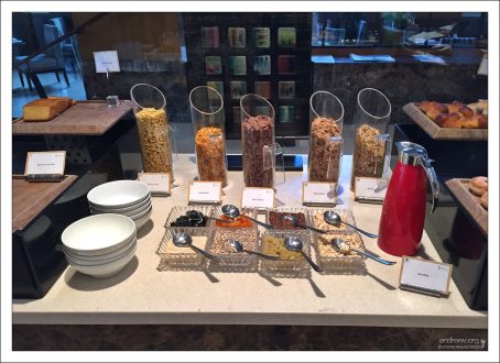 Завтрак в стиле буффет в гостинице.