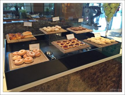 Большое разнообразие булочек на завтрак.