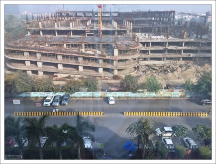 Вид из гостиницы на стройку под окнами.