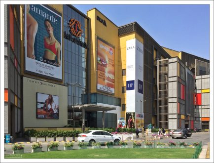 Самый большой торговый центр в стране - Mall of India.